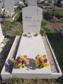monumentino mafalda con fiori e croce